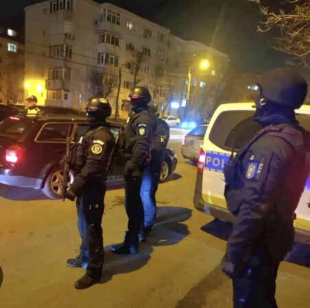 Razie de amploare în Dâmbovița În weekendul 1-2 martie 2025, polițiștii dâmbovițeni au desfășurat o serie de acțiuni specifice menite să asigure ordinea publică, să prevină accidentele rutiere și să combata faptele de violență, în cadrul unei mobilizări coordonate care a avut un impact semnificativ asupra siguranței cetățenilor și traficului rutier.