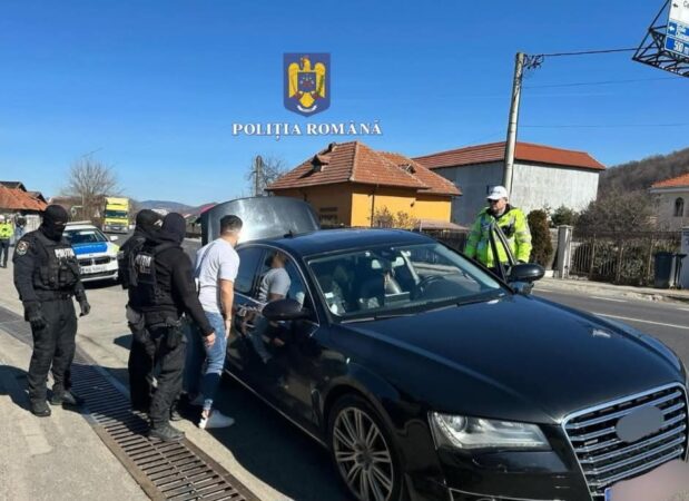 Razie în municipiul Târgoviște Polițiștii Biroului Rutier din Târgoviște au desfășurat o serie de acțiuni pentru creșterea siguranței rutiere și reducerea riscurilor în trafic. În intervalul orar 11:00-17:00, aceștia au monitorizat atent circulația pe drumurile din municipiu, aplicând un număr semnificativ de sancțiuni contravenționale.