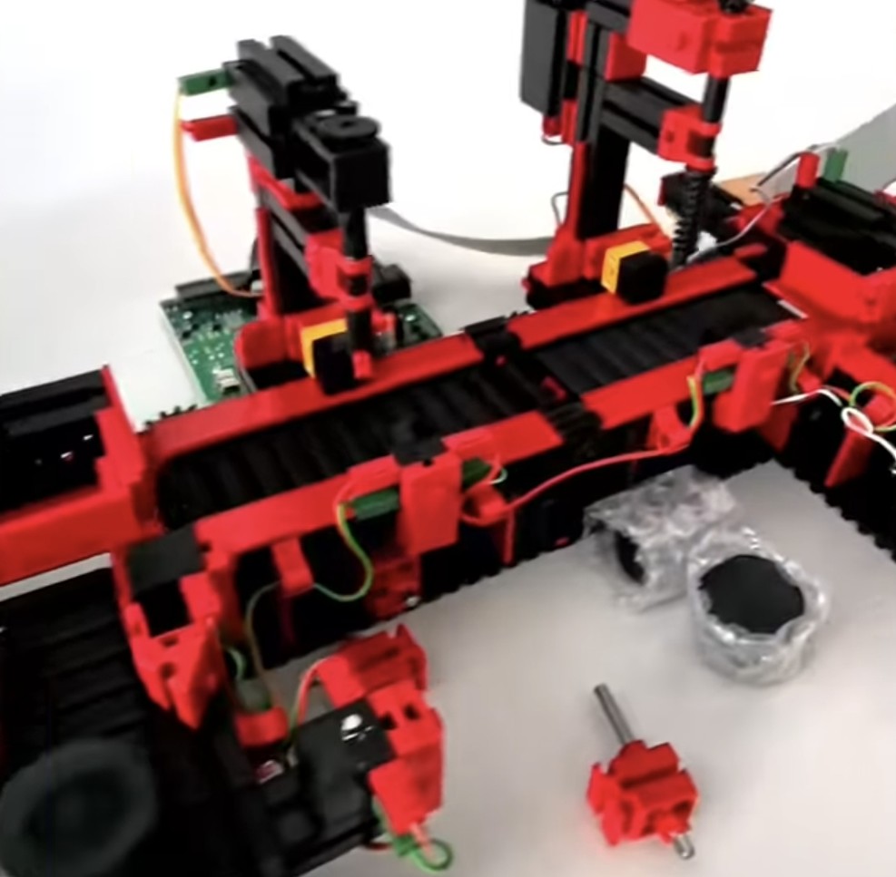 Liceul „Voievodul Mircea" a beneficiat de o investiție impresionantă de 2,7 milioane lei, cu scopul de a îmbunătăți condițiile de învățământ și dotările școlii. Printre acestea se numără: