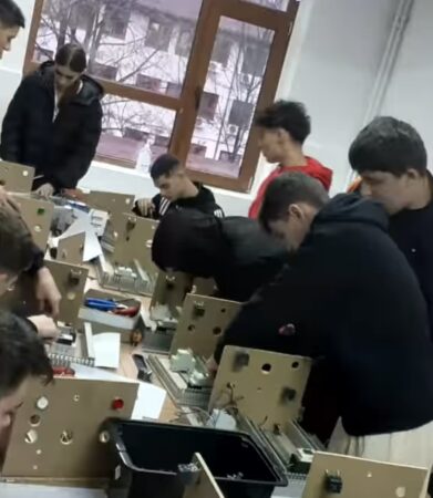 SE CONTINUĂ INVESTIȚIILE ÎN BAZA MATERIALĂ A ȘCOLILOR TÂRGOVIȘTENE! Liceul „Voievodul Mircea" a beneficiat de o investiție impresionantă de 2,7 milioane lei, cu scopul de a îmbunătăți condițiile de învățământ și dotările școlii. Printre acestea se numără: