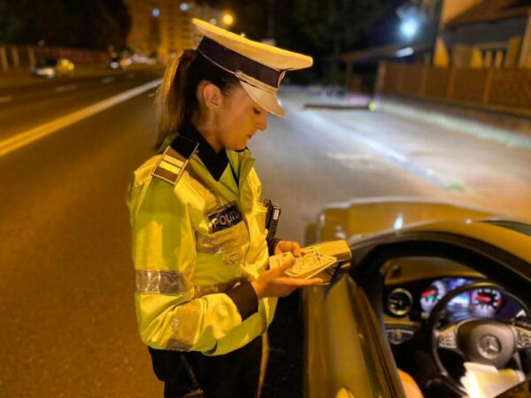 Tânăr din Bucșani, prins la volan sub influența substanțelor psihoactive Polițiștii din cadrul Biroului Rutier au oprit un tânăr de 20 de ani, din comuna Bucșani, în trafic. După testarea cu aparatul etilotest, s-au ridicat semne de întrebare cu privire la posibila prezență a substanțelor psihoactive în organismul conducătorului auto.