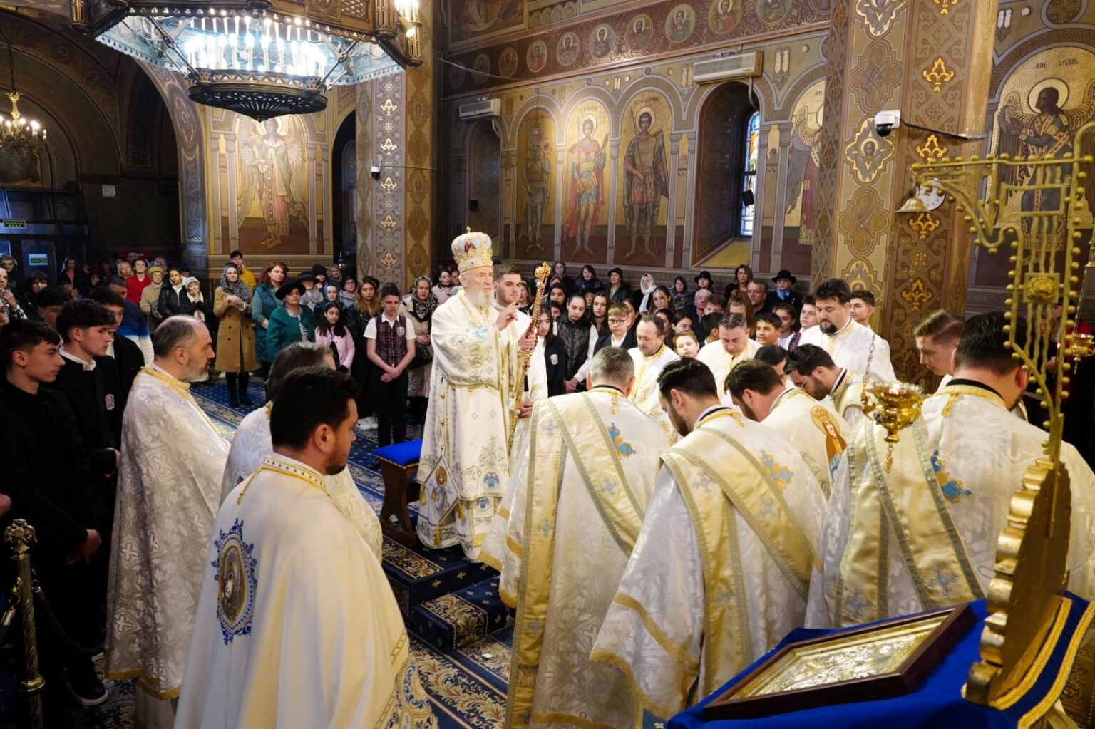 Duminica Ortodoxiei sărbătorită cu înaltă dăruire la Târgoviște Ieri, 9 martie 2025, credincioși din Târgoviște, alături de elevi ai Seminarului Teologic Liceal “Sf. Ioan Gură de Aur” și studenți ai Facultății de Teologie și Științele Educației