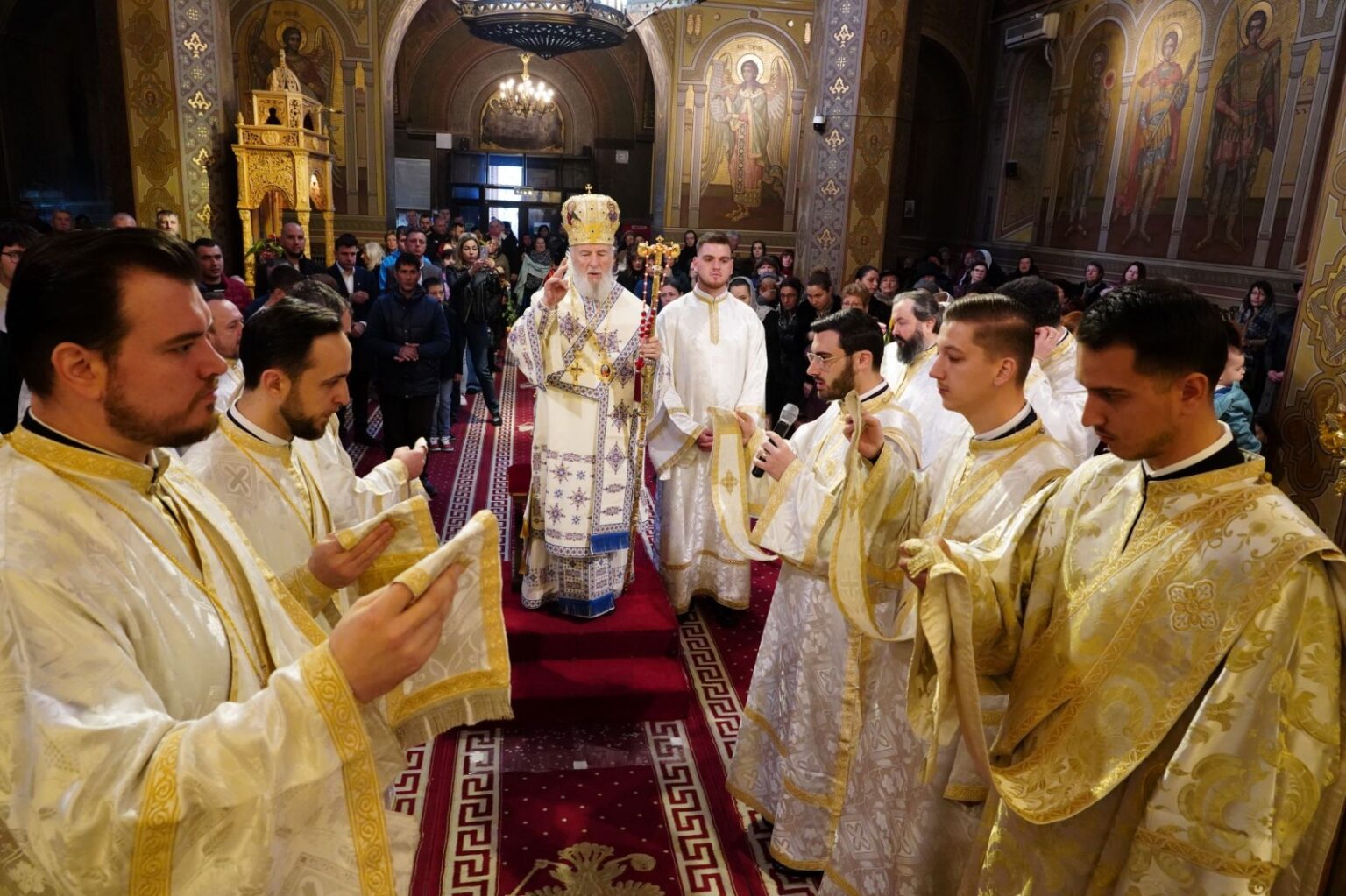 La Catedrala dinTârgoviște, hirotonirea unui nou preot în Duminica Sfântului Grigorie Palama Ieri, 16 martie 2025, în cea de-a doua Duminică a Sfântului și Marelui Post, la Catedrala din Târgoviște, Înaltpreasfințitul Părinte Arhiepiscop și Mitropolit Nifon