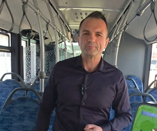 Record istoric pentru transportul public din Târgoviște: Aproape 183.000 de călători în martie 2025 Primarul municipiului Târgoviște, Daniel Cristian Stan, anunță un nou record pentru transportul public local din oraș. În luna martie 2025, aproape 183.000 de călători au utilizat autobuzele Primăriei Târgoviște, marcând o creștere semnificativă față de anii anteriori.