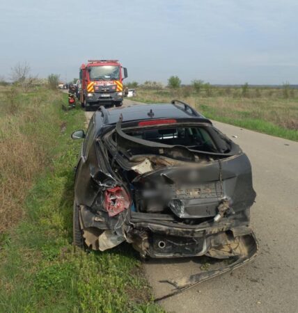 Un accident rutier a avut loc, în afara localității dâmbovițene Ciocănești, pe drumul comunal 77 A. Polițiștii rutieri din cadrul Poliției orașului Răcari au intervenit rapid, fiind sesizați de producerea coliziunii dintre două autoturisme.