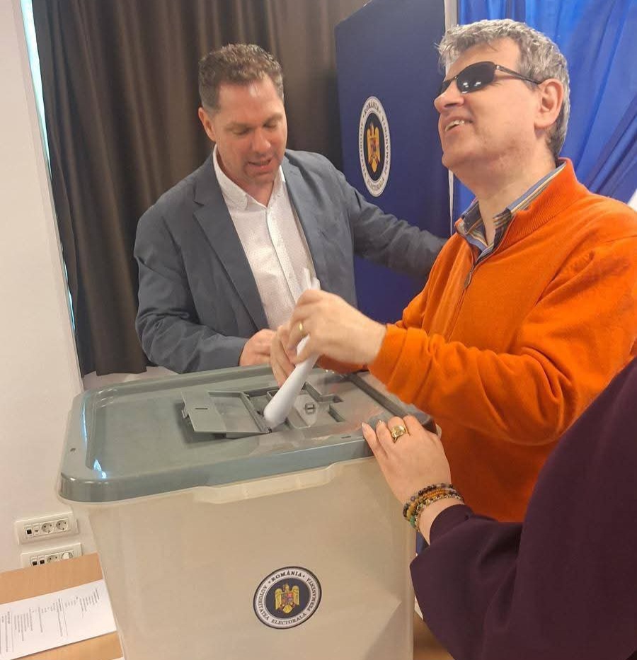 AEP susține dreptul la vot al persoanelor cu deficiențe de vedere: Simulare de vot adaptată pentru alegerile prezidențiale din 4 mai