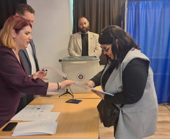 AEP susține dreptul la vot al persoanelor cu deficiențe de vedere: Simulare de vot adaptată pentru alegerile prezidențiale din 4 mai AEP susține dreptul la vot al persoanelor cu deficiențe de vedere: Simulare de vot adaptată pentru alegerile prezidențiale din 4 mai