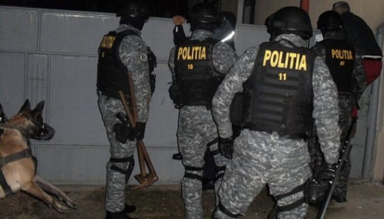 Arestat preventiv pentru furt și încălcarea ordinului de protecție Polițiștii din cadrul Secției Nr. 9 Poliție Rurală Mătăsaru, sub coordonarea unui procuror de la Parchetul de pe lângă Judecătoria Găești, au reținut un tânăr de 24 de ani pentru 24 de ore, fiind cercetat pentru furt între rude și încălcarea unui ordin de protecție emis împotriva sa.