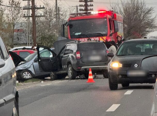 Accident pe DN1 la Butimanu: Coliziune între două autoturisme Un accident rutier a avut loc pe DN1, în apropiere de localitatea Butimanu, unde două autoturisme s-au ciocnit violent. În urma coliziunii, echipajele de pompieri s-au deplasat rapid la fața locului, intervenind pentru a asigura zona și a acorda ajutor celor implicați în accident.