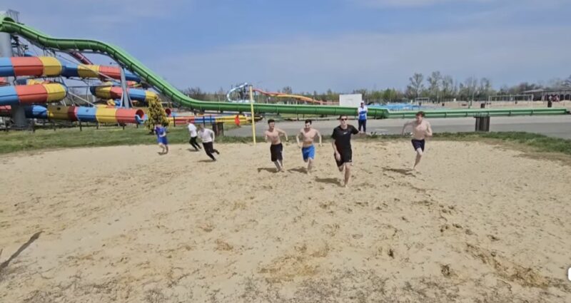 Antrenamente pe nisip pentru înotătorii de la CSM Târgoviște Înotătorii legitimați la CSM Târgoviște își diversifică pregătirea fizică prin antrenamente speciale desfășurate pe nisip, sub îndrumarea profesorului Gheorghe Tzitezclis.