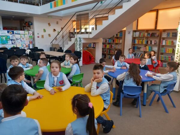 Ieri, 8 aprilie 2025, la Filiala pentru Copii a Bibliotecii Județene Dâmbovița, elevii de la Școala „Matei Basarab” din Târgoviște au avut parte de o lecție interesantă și practică despre reciclare și colectare separată.