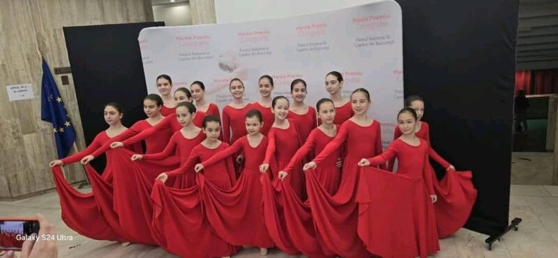 Frumusețea artei și pasiunea pentru dans au fost celebrate cu aplauze  în cadrul Concursului Național de Dans, ediția a XIII-a, desfășurat la Palatul Național al Copiilor din București. În lumina reflectoarelor de pe scena Sălii Mari „George Constantin”, au strălucit și micile balerine ale Școlii Populare de Arte „Octav Enigărescu” din Târgoviște.