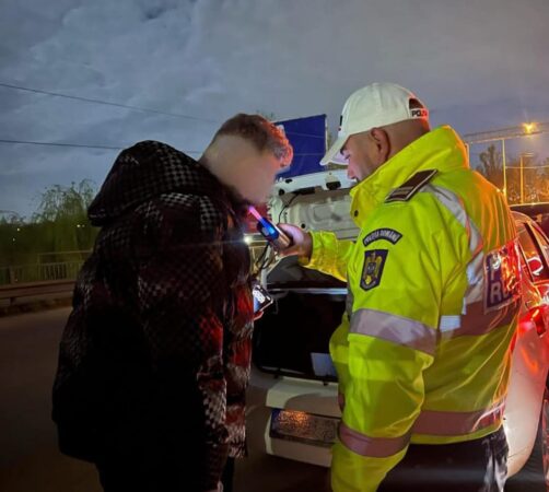 Bărbat depistat la volan sub influența substanțelor interzise în Dâmbovița Un bărbat de 29 de ani, din comuna Gura Ocniței, a fost depistat de polițiștii rutieri din Dâmbovița conducând un autoturism sub influența substanțelor psihoactive. Incidentul a avut loc pe Drumul Național 72, în localitatea Răzvad.