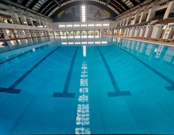 Se apropie cu pași rapizi momentul mult așteptat: bazinul olimpic de la Complexul Turistic de Natație Târgoviște se redeschide după un amplu proces de igienizare și pregătire. Infrastructura a fost complet renovată, iar acum este gata să primească din nou înotători de toate vârstele.