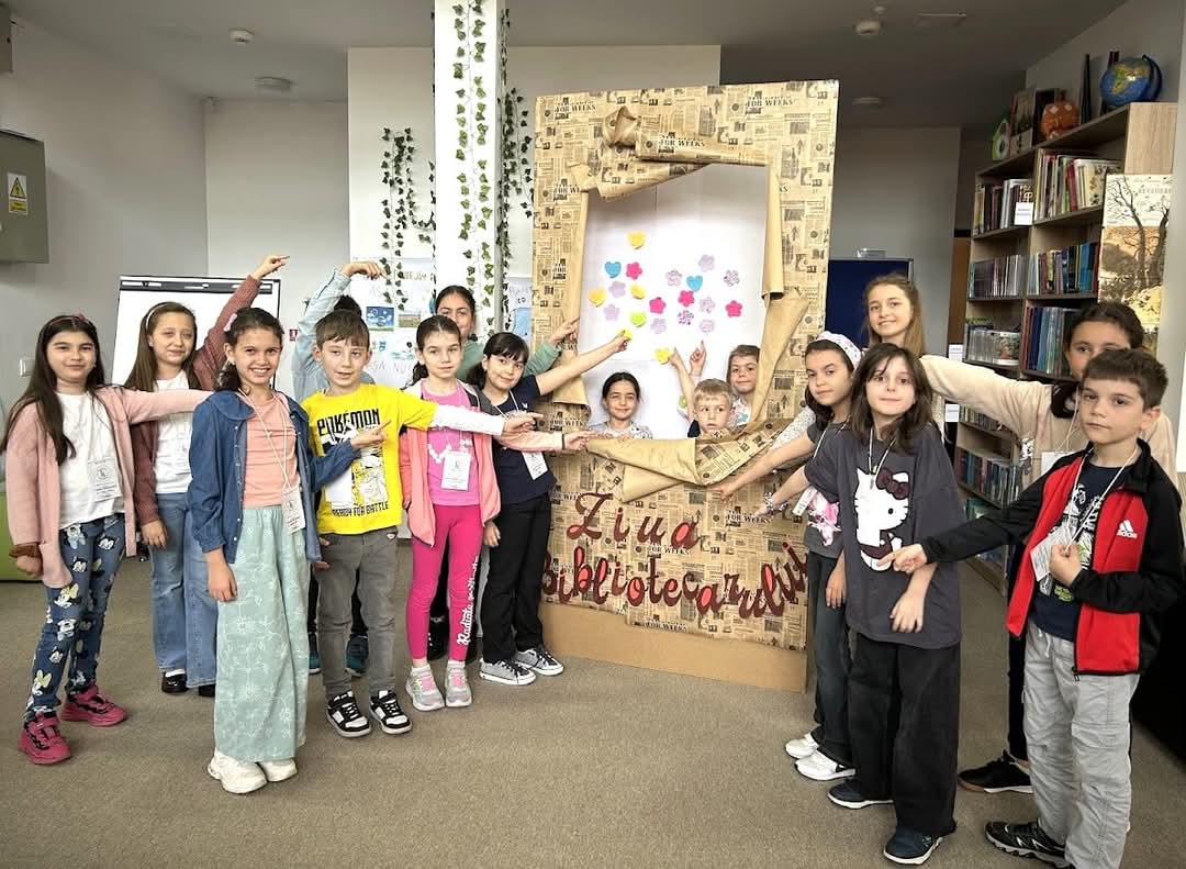 Ieri, 23 aprilie 2025, Filiala pentru Copii a Bibliotecii Județene Dâmbovița a organizat o activitate inedită, menită să adâncească legătura dintre tineri și lumea fascinantă a cărților.