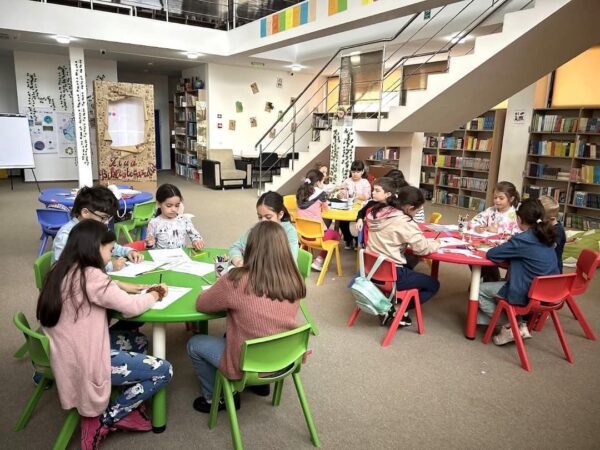 „Bibliotecar pentru o zi”, o zi plină de magie și învățătură la Filiala pentru Copii a Bibliotecii Județene Dâmbovița Ieri, 23 aprilie 2025, Filiala pentru Copii a Bibliotecii Județene Dâmbovița a organizat o activitate inedită, menită să adâncească legătura dintre tineri și lumea fascinantă a cărților.