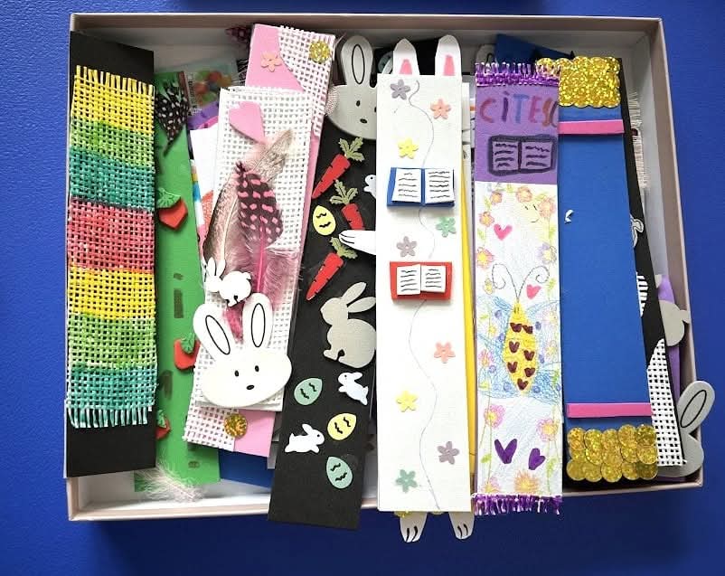 Ieri, 23 aprilie 2025, Filiala pentru Copii a Bibliotecii Județene Dâmbovița a organizat o activitate inedită, menită să adâncească legătura dintre tineri și lumea fascinantă a cărților.