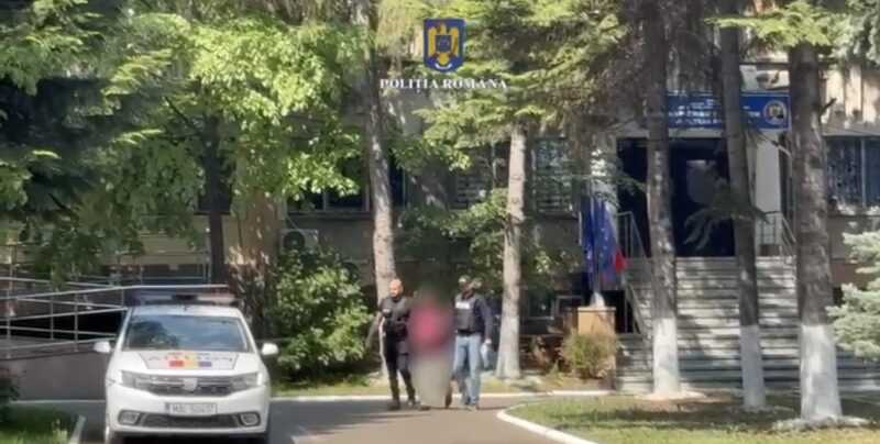 Braconaj în Nucet: Bărbat reținut pentru vânătoare ilegală și tranșarea unei căprioare Un bărbat de 48 de ani din comuna Nucet a fost reținut pentru 24 de ore, fiind acuzat de braconaj și transportul ilegal al unei căprioare, în urma unui incident ce a avut loc pe 24 aprilie 2025.