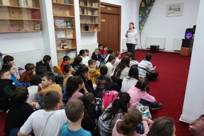 Vernisajul expoziției „Bucuria Învierii Domnului prin ochi de copil” la Biblioteca Județeană Dâmbovița Biblioteca Județeană Dâmbovița a găzduit vernisajul expoziției „Bucuria Învierii Domnului prin ochi de copil”, ediția a VII-a. Evenimentul a fost un omagiu adus tradițiilor pascale,