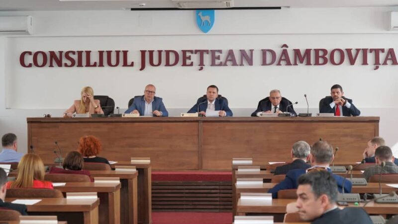 CJ Dâmbovița și-a mutat activitatea într-un sediu temporar, în urma începerii reabilitării Palatului Administrativ Ieri, Consiliul Județean Dâmbovița a desfășurat ultima ședință în Sala Unirii din Palatul Administrativ, înainte ca aceasta să intre în procesul de reabilitare. Un moment simbolic pentru administrația județeană, care marchează începutul unui proiect important de modernizare a instituției.