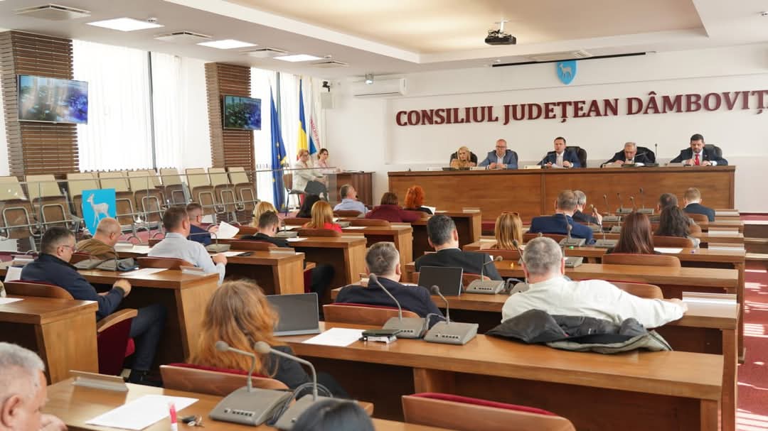 Ieri, Consiliul Județean Dâmbovița a desfășurat ultima ședință în Sala Unirii din Palatul Administrativ, înainte ca aceasta să intre în procesul de reabilitare. Un moment simbolic pentru administrația județeană, care marchează începutul unui proiect important de modernizare a instituției.
