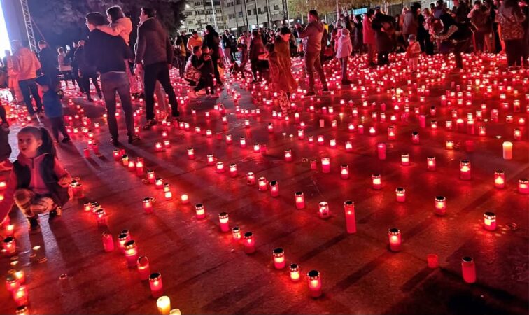 „Calea Luminii” a unit la Târgoviște mii de inimi într-o singură bătaie Târgoviște a fost aseară Capitala Luminii – un titlu câștigat nu prin vorbe, ci prin inimile care bat , an de an, în același ritm.A fost o seară de neuitat.