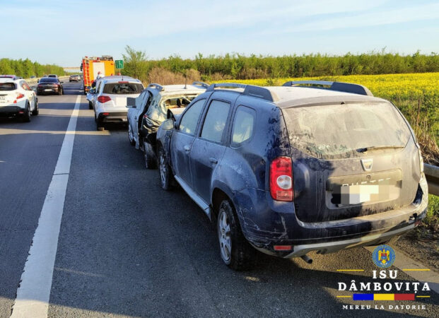 Carambol pe Autostrada A1: Opt persoane au fost evaluate de echipajele medicale Un carambol a avut loc pe autostrada A1, la kilometrul 59, în jurul orei 18:17. La fața locului, echipele de intervenție din cadrul Detașamentului de Pompieri Găești, Garda de Intervenție Potlogi și Detașamentul de Pompieri Titu au fost mobilizate rapid pentru a gestiona situația. Au intervenit cu autospeciale de stingere cu apă și spumă, echipaje de descarcerare și un SMURD.