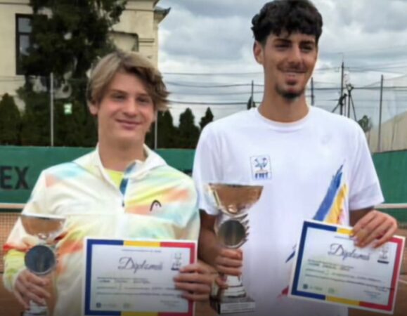 Cezar Papoe, dublu campion național la tenis de câmp Cezar Papoe, sportivul de la CS Târgoviște, a obținut o performanță remarcabilă la Campionatul Național de Tenis Outdoor U18, desfășurat la Târgu Jiu, devenind dublu campion al României! Tânărul tenisman a câștigat atât la individual, cât și la dublu, demonstrând o formă de joc de excepție și o ambiție de neclintit.