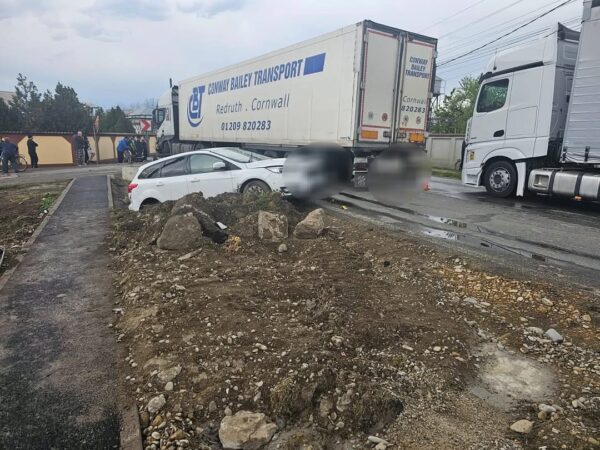 Clipe de groază pe DN 72 Târgoviște-Ploiești: Un tir a intrat pe contrasens Un accident rutier a avut loc pe DN 72 Târgoviște-Ploiești, în zona Dărmănești, în urma unei coliziuni între trei vehicule. Potrivit polițiștilor Formațiunii Rutiere Moreni, un bărbat de 40 de ani din județul Prahova, aflat la volanul unui ansamblu de vehicule, ar fi pătruns pe contrasens și a intrat în coliziune cu o autoutilitară și un autoturism.
