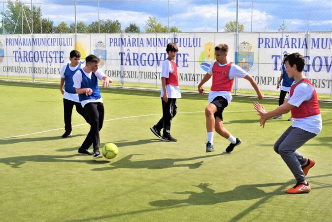 Pentru elevii din Târgoviște și nu numai, vacanța de primăvară a  devenit un prilej perfect de distracție activă și mișcare la Complexul Turistic de Natație.