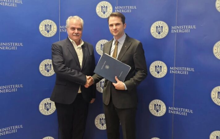 Primarul comunei Mănești, Constantin Alexandru, a anunțat  semnarea unui contract de finanțare cu Ministerul Energiei, prin intermediul ministrului Sebastian Ioan Burduja, pentru implementarea proiectului „Noi capacități de producere a energiei electrice din surse regenerabile pentru autoconsum în cadrul UAT Mănești”.