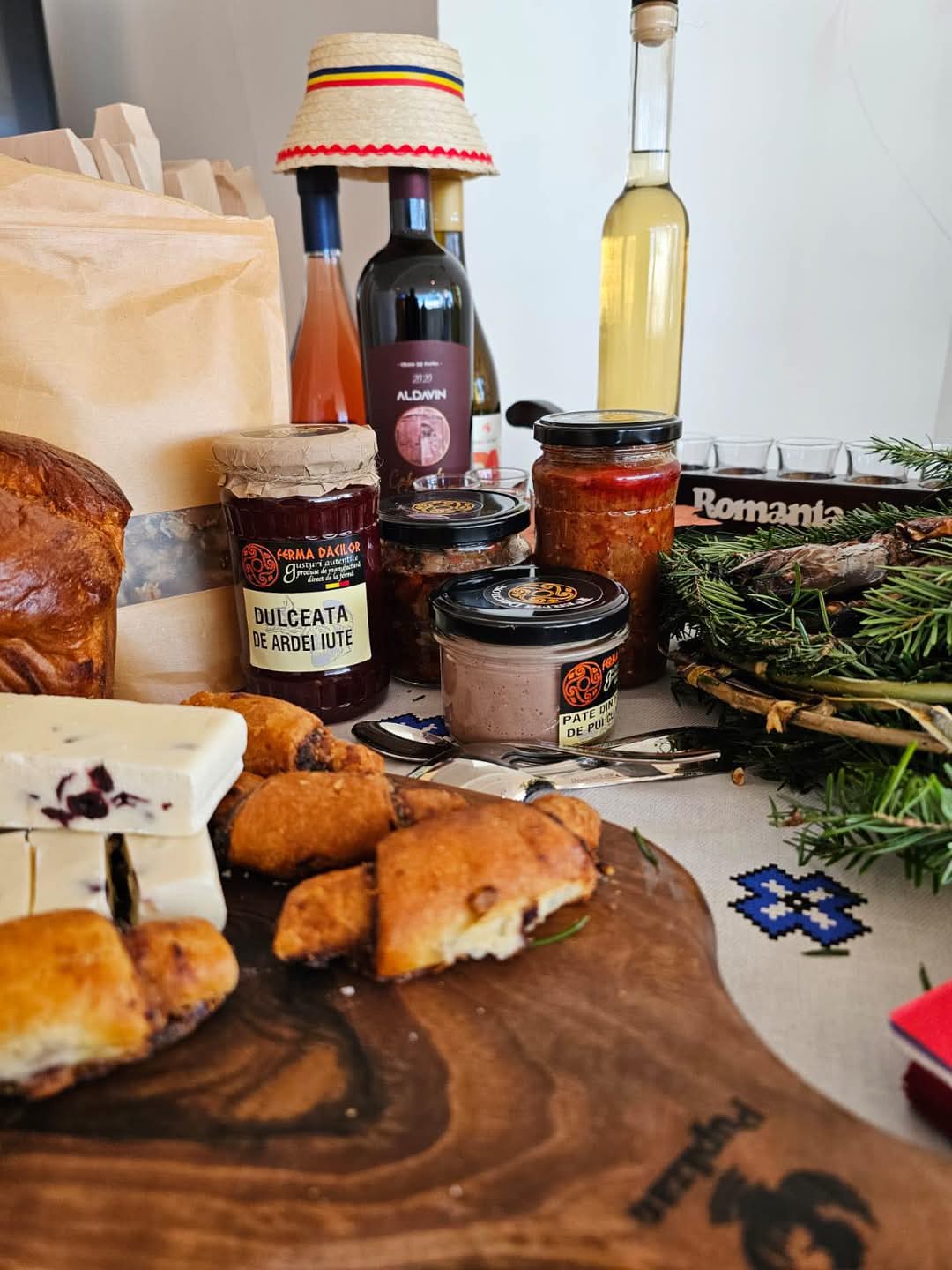 Președintele Consiliului Județean Dâmbovița, Corneliu Ștefan, se află la Comitetul European al Regiunilor din Bruxelles, unde tradițiile și gusturile autentice românești au fost prezentate cu mândrie în fața membrilor CoR. Evenimentul a fost un adevărat festival al produselor tradiționale, cu brânzeturi, cozonaci, ciocolată de casă, vinuri românești și palincă, care au captat imediat atenția participanților.