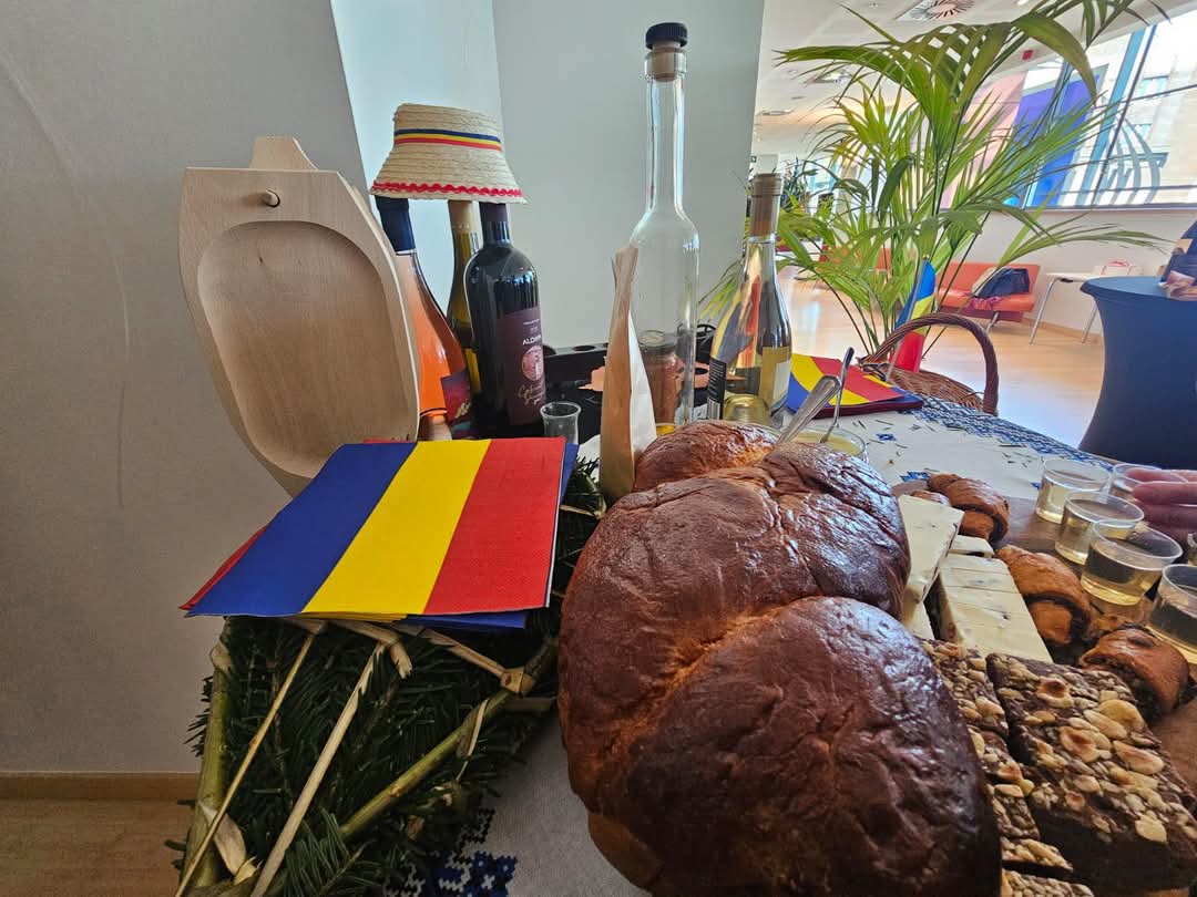 Președintele Consiliului Județean Dâmbovița, Corneliu Ștefan, se află la Comitetul European al Regiunilor din Bruxelles, unde tradițiile și gusturile autentice românești au fost prezentate cu mândrie în fața membrilor CoR. Evenimentul a fost un adevărat festival al produselor tradiționale, cu brânzeturi, cozonaci, ciocolată de casă, vinuri românești și palincă, care au captat imediat atenția participanților.