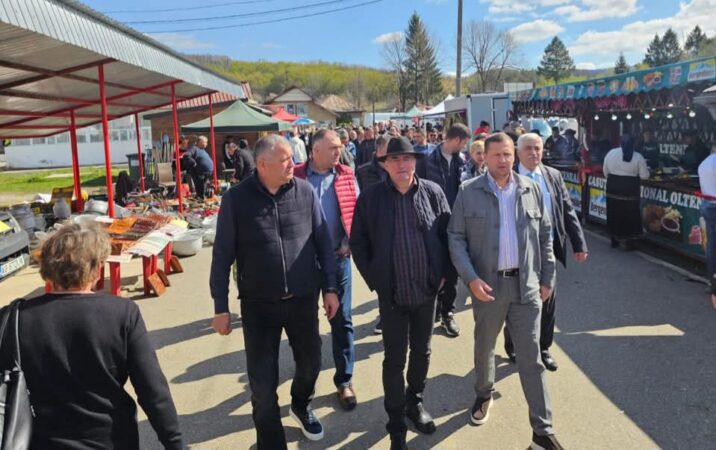 Președintele Consiliului Județean Dâmbovița, Corneliu Ștefan, a participat la tradiționalul Târg de Florii de la Voinești, un eveniment care adună fiecare an mii de vizitatori și susține meșteșugurile și producătorii locali.