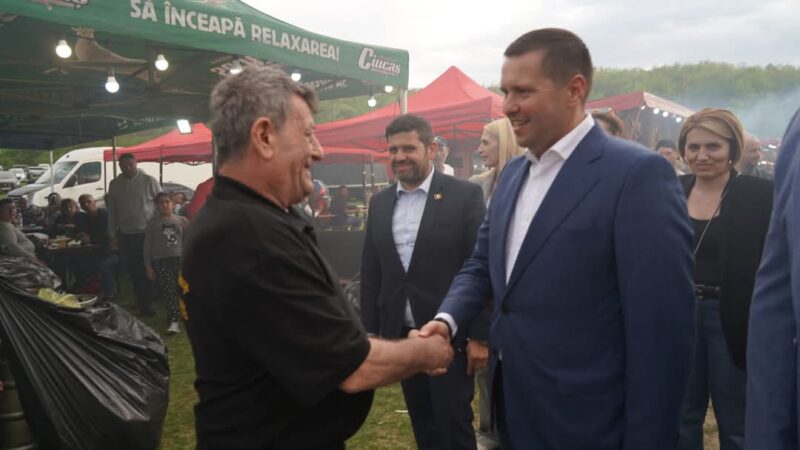 Președintele CJ Dâmbovița, Corneliu Ștefan, prezent la Târgul Tradițional de Sfântul Gheorghe de la Moreni Președintele Consiliului Județean Dâmbovița, Corneliu Ștefan, a fost prezent la Târgul Tradițional de Sfântul Gheorghe de la Moreni, un eveniment vibrant care îmbină tradițiile locale cu spiritul comunității. Evenimentul a fost o adevărată sărbătoare a obiceiurilor și meșteșugurilor din județul Dâmbovița, unde localnicii și vizitatorii s-au adunat pentru a celebra tradițiile străvechi.