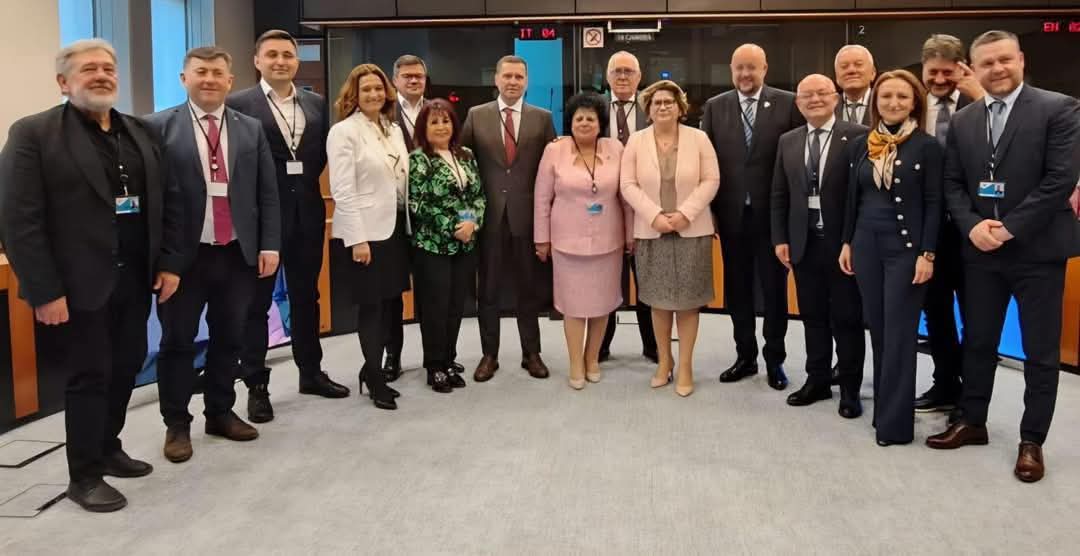 Președintele Consiliului Județean Dâmbovița, Corneliu Ștefan, se află la Comitetul European al Regiunilor din Bruxelles, unde tradițiile și gusturile autentice românești au fost prezentate cu mândrie în fața membrilor CoR. Evenimentul a fost un adevărat festival al produselor tradiționale, cu brânzeturi, cozonaci, ciocolată de casă, vinuri românești și palincă, care au captat imediat atenția participanților.