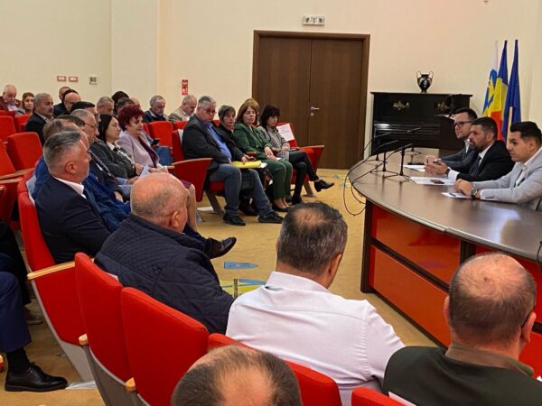 Dialog deschis pentru dezvoltarea județului Dâmbovița: Ședință extinsă a Colegiului Prefectural cu primarii din județ