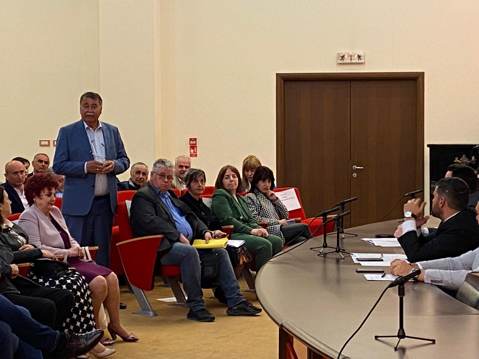 Dialog deschis pentru dezvoltarea județului Dâmbovița: Ședință extinsă a Colegiului Prefectural cu primarii din județ