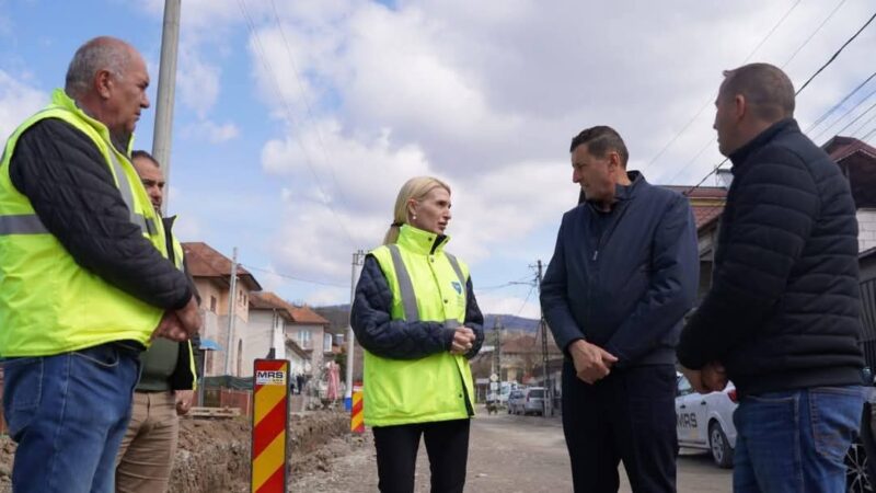 Drumul DJ 724 Malu cu Flori – Pucheni, în plină modernizare: Investiție esențială pentru Dâmbovița Proiectul de modernizare a drumului județean 724 Malu cu Flori – Pucheni avansează într-un ritm rapid, aducând o îmbunătățire semnificativă infrastructurii rutiere din județul Dâmbovița. Vicepreședintele Consiliului Județean Dâmbovița, Luciana Cristea, a vizitat recent șantierul, alături de primarii din zonă, pentru a urmări stadiul lucrărilor.