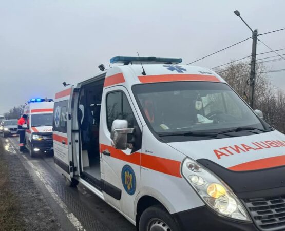 Explozie în localitatea Comișani: Două victime au fost transportate la spital Ieri, 7 aprilie 2025, în jurul orei 12:55, pompierii din cadrul Detașamentului Târgoviște au fost solicitați să intervină în urma unei explozii, care nu a fost urmată de incendiu, la o locuință din localitatea Comișani.