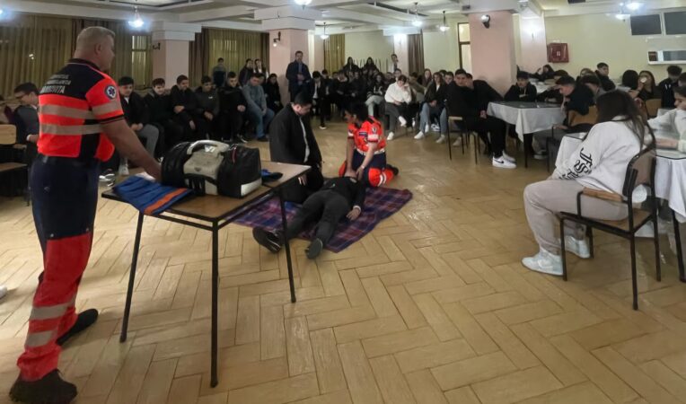 În cadrul programului educativ „Școala Altfel”, Serviciul de Ambulanță Dâmbovița a organizat o activitate deosebită pentru elevii Seminarului Teologic din Târgoviște, oferindu-le acestora oportunitatea de a învăța tehnici esențiale de prim ajutor.