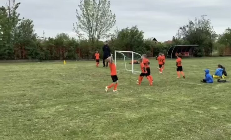 Farmecul Interligii Dâmbovița: Micii fotbaliști dau viață stadioanelor din județ În cadrul competiției Interliga Dâmbovița, fiecare meci devine o veritabilă bătălie pentru supremație, un spectacol în care talentul și determinarea echipelor din județul Dâmbovița strălucesc.