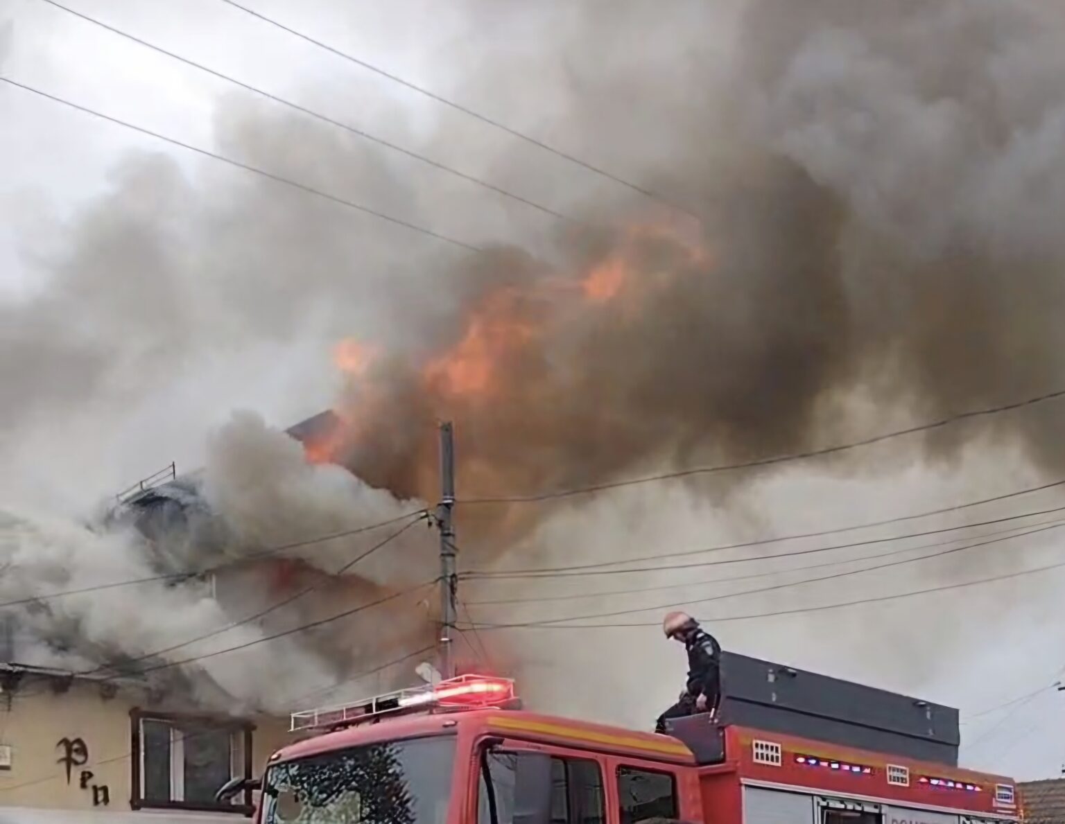 Incendiu devastator în comuna Buciumeni: Flăcările au mistuit o pensiune Un incendiu de proporții a izbucnit luni dimineață, în jurul orei 07:15, la o pensiune din satul Dealu Mare, comuna Buciumeni, unde flăcările au mistuit etajul 1 și mansarda clădirii. În urma apelului de urgență, pompierii din județul Dâmbovița au intervenit prompt pentru a limita extinderea incendiului și a preveni tragediile.