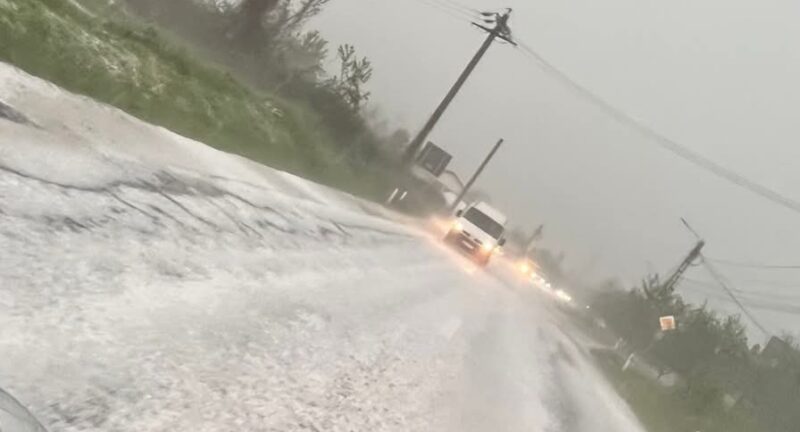 Furtună cu grindină la Doicești! Trafic afectat pe DN 71, între Doicești și Aninoasa Sâmbătă după-amiază, cetățenii au trăit clipe de coșmar în zona Doicești, județul Dâmbovița, unde o furtună puternică însoțită de grindină și ploi torențiale a creat probleme serioase în trafic. Vizibilitatea a scăzut brusc, iar pe DN 71 între Doicești și Aninoasa, carosabilul a fost acoperit de apă și gheață, îngreunând circulația auto.