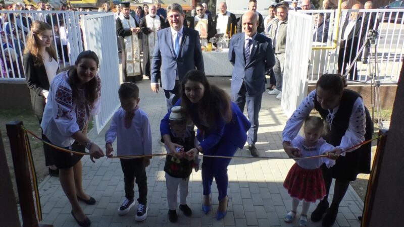 Ieri, orașul Răcari a fost gazda unui eveniment deosebit: inaugurarea noii Grădinițe cu Program Normal, un proiect de referință pentru educația din localitate. Această investiție, realizată cu fonduri din Programul Operațional Regional, oferă copiilor un mediu modern și sigur, propice pentru învățare și dezvoltare.