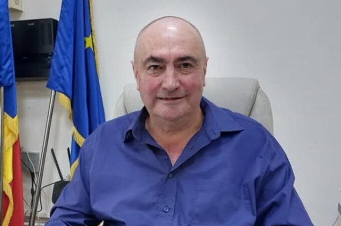 Primarul comunei Voinești, Gabriel Dănuț Sandu, a ridicat o problemă importantă privind politica aplicată de Electrica SA, care condiționează eliberarea avizelor de construcție de investiții costisitoare impuse solicitantilor. Conform noii reglementări, proprietarii de terenuri intravilane traversate de linii de medie tensiune sunt obligați să schimbe izolatorii stâlpilor, pe cheltuiala lor, cu costuri care ajung la 20.000 de lei.