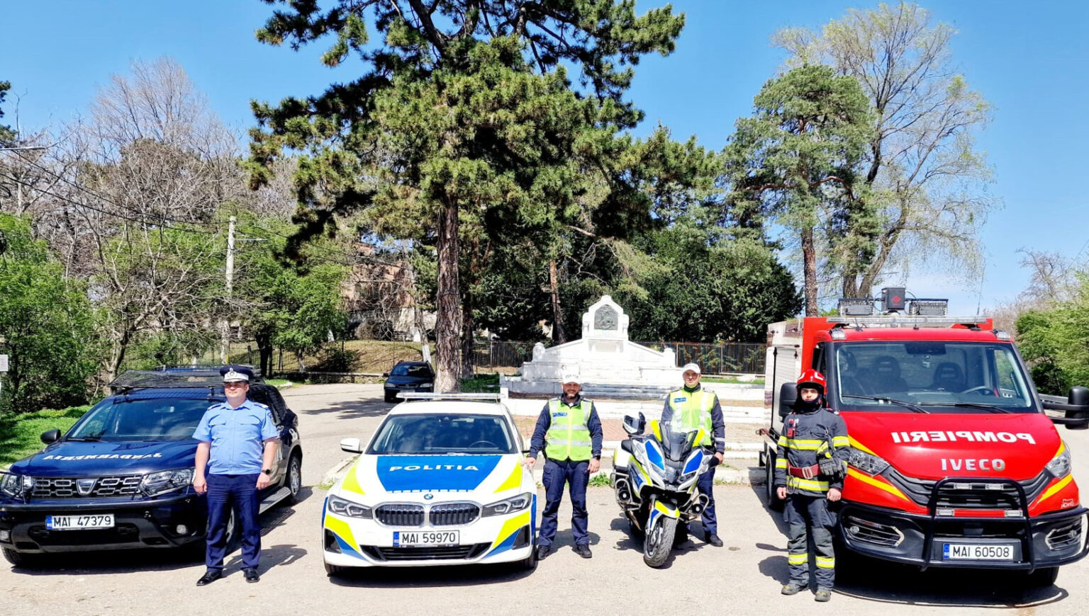 Sărbători în siguranță: Jandarmii dâmbovițeni sunt mobilizați în tot județul Dâmbovița Cu ocazia Sărbătorilor Pascale, peste 200 de jandarmi din cadrul Inspectoratului de Jandarmi Județean Dâmbovița și Grupării Mobile Ploiești vor fi mobilizați, în perioada 17–21 aprilie, pentru a asigura ordinea publică și siguranța cetățenilor în județul Dâmbovița.