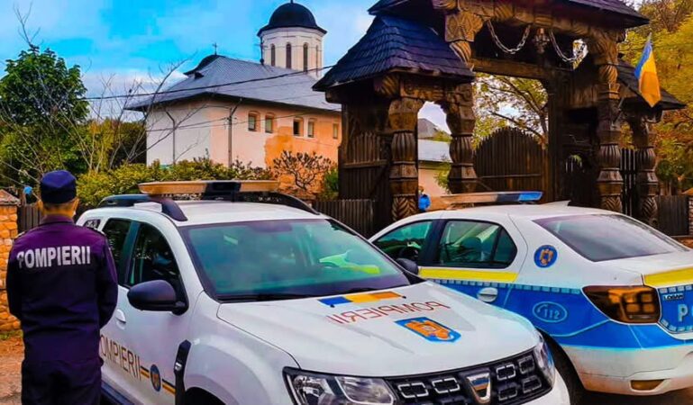 ISU Dâmbovița veghează la liniștea credincioșilor În pragul Sărbătorilor Pascale, când bisericile se umplu de lumină și sufletele de speranță, Inspectoratul pentru Situații de Urgență „Basarab I” al județului Dâmbovița este în teren pentru a asigura siguranța credincioșilor și desfășurarea în condiții optime a slujbelor religioase.