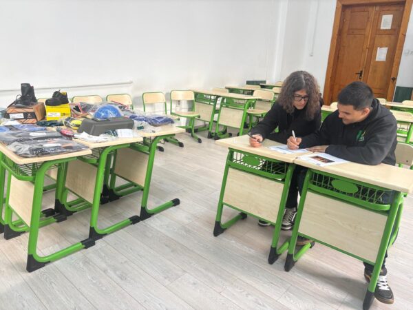 Elevii dâmbovițeni învață despre siguranța la locul de muncă, cinci echipe calificate la etapa națională „Știu și aplic”.