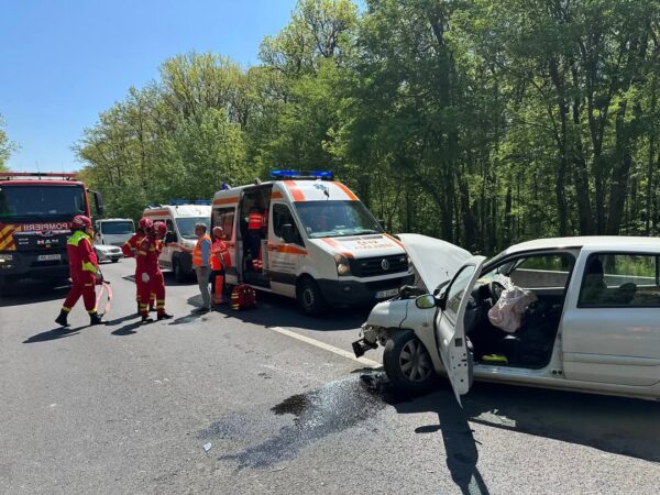 În fața morții:Accident grav, o victimă încarcerată, salvată de pompieri și medici În fața morții:Accident grav, o victimă încarcerată, salvată de pompieri și medici